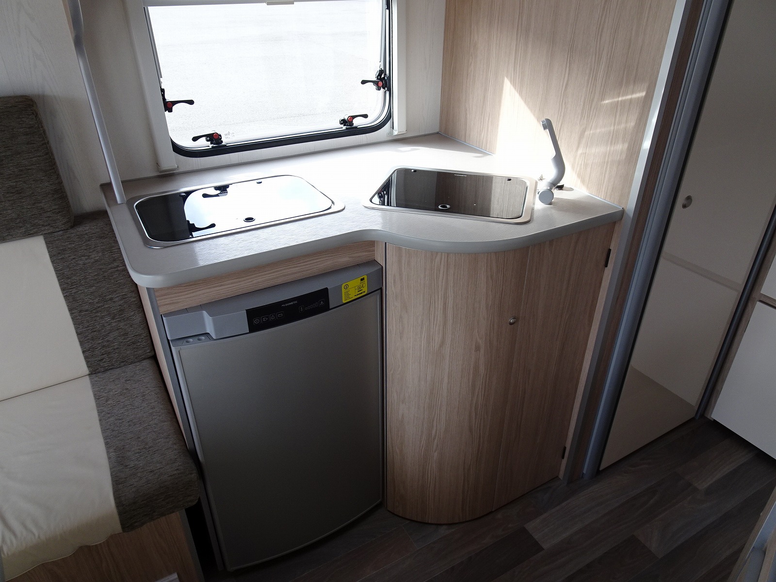 キャンピングカー トレーラー ｴｰｽｷｬﾗﾊﾞﾝ ｴｰｽ330DL ｳｲﾝﾄﾞｳｴｱｺﾝ