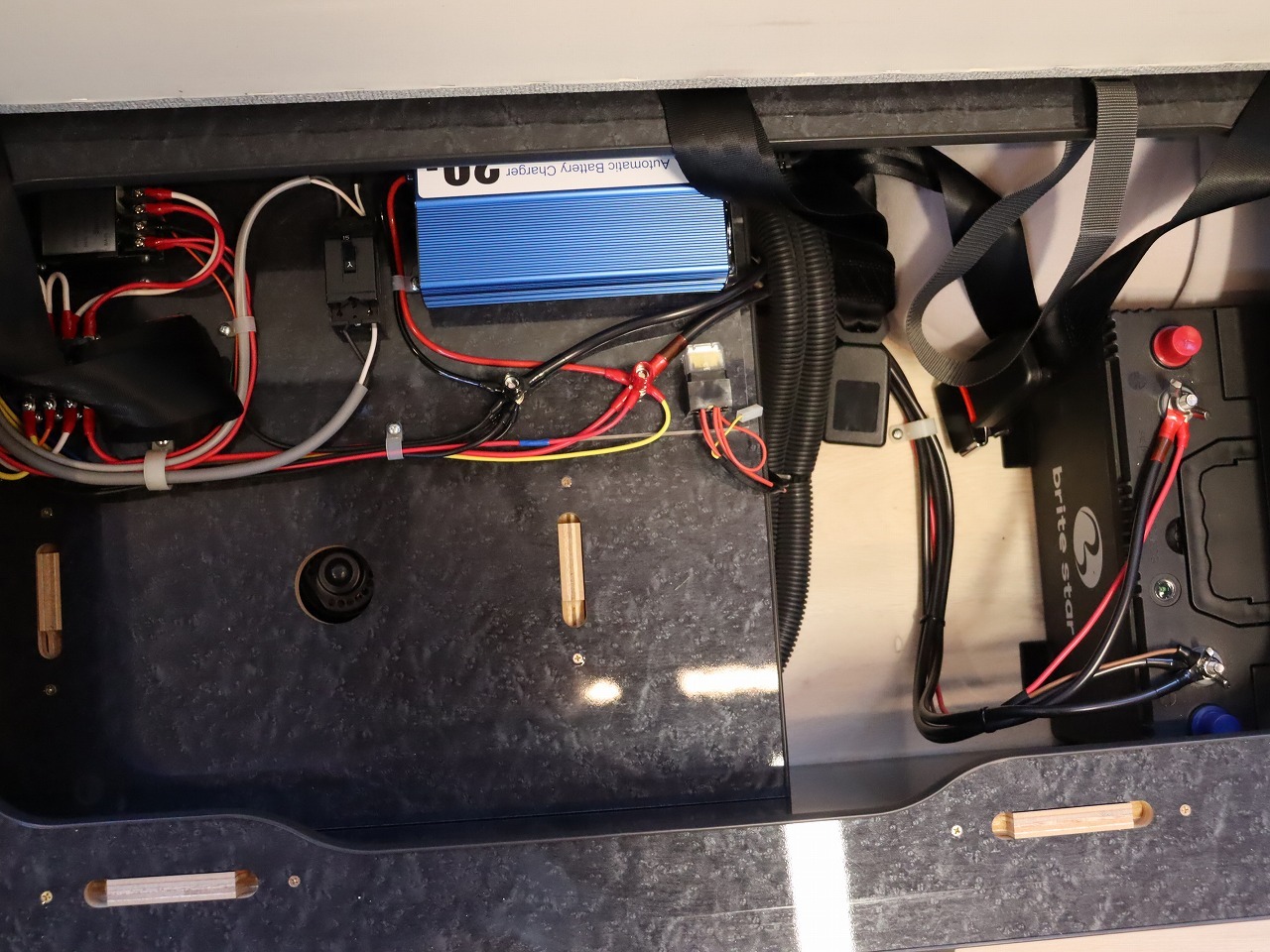 キャンピングカー バンコン ﾊｲｴｰｽ FOCS DSｺﾝﾊﾟｸﾄ 4WDDT