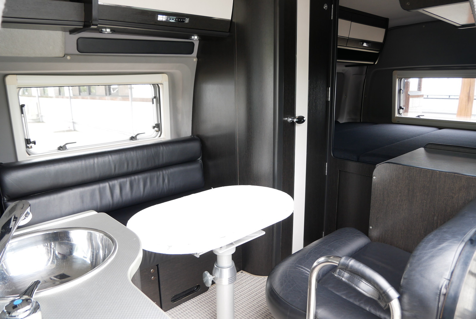 キャンピングカー バンコン ﾊｲｴｰｽ RVﾄﾗｽﾄ ｼﾞｮｲﾝ 後席ﾓﾆﾀｰ