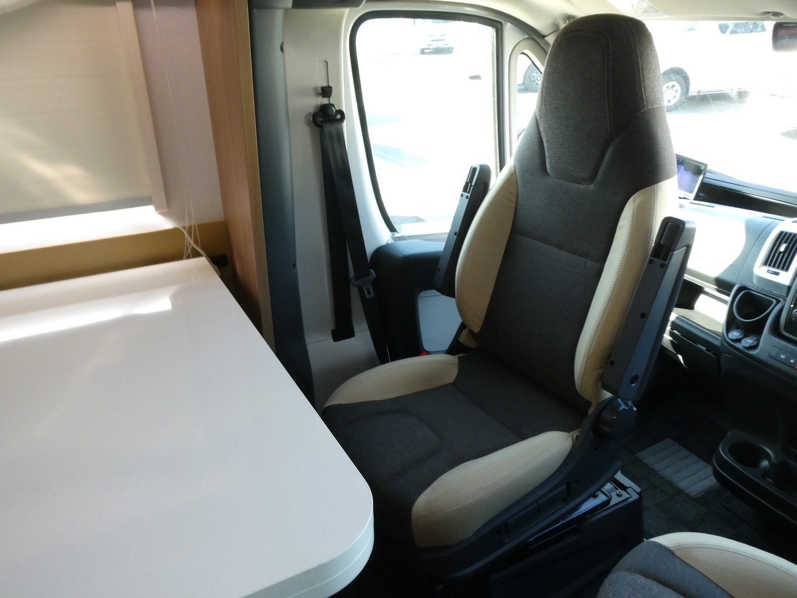 キャンピングカー キャブコン ｻﾝﾘﾋﾞﾝｸﾞ S70SP　6速AT　家庭用ｴｱｺﾝ