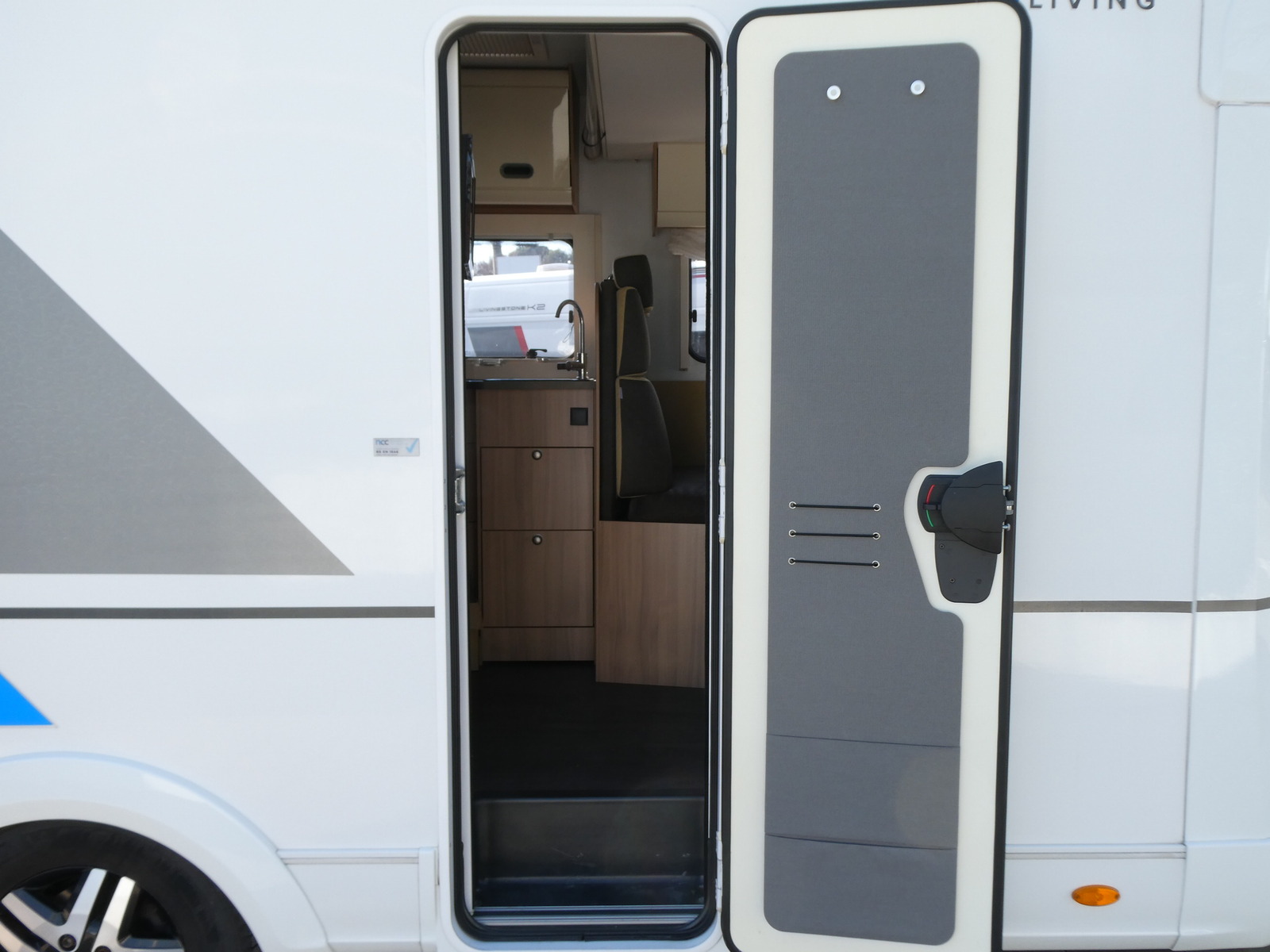 キャンピングカー キャブコン ｻﾝﾘﾋﾞﾝｸﾞ S70SP　6速AT　家庭用ｴｱｺﾝ