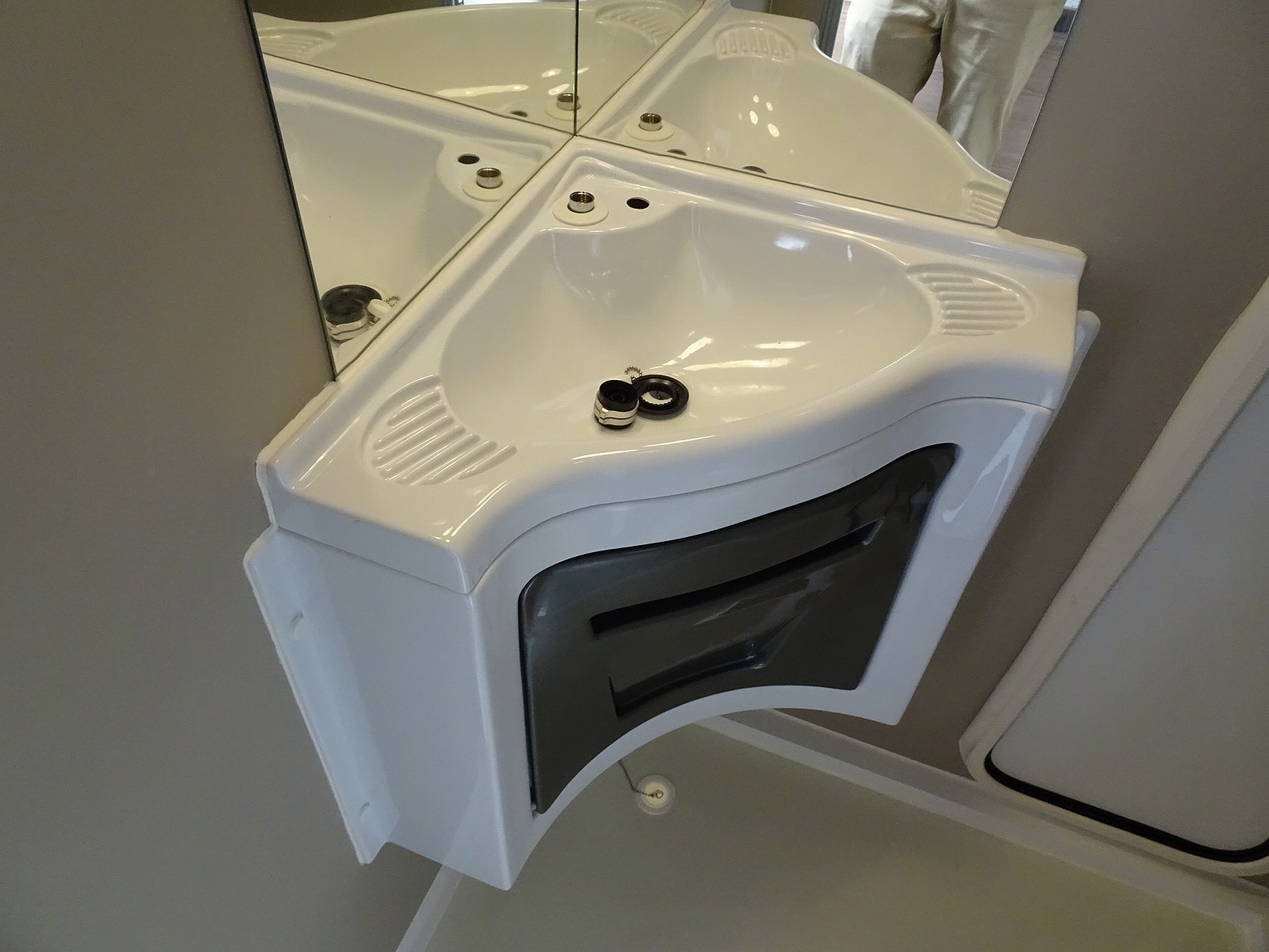 キャンピングカー トレーラー ｴｰｽﾜﾝ 330DL 家庭用ｴｱｺﾝ 登録済未使用車