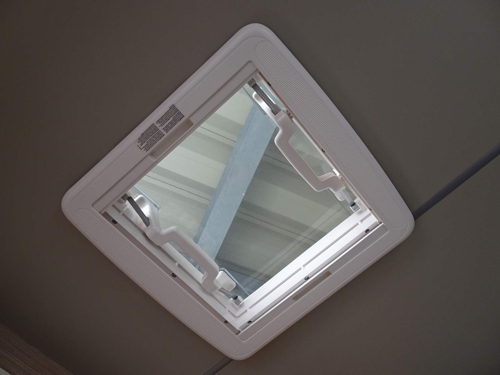 キャンピングカー トレーラー ｴｰｽﾜﾝ330ﾙｰﾑ 登録済未使用車 家庭用ｴｱｺﾝ