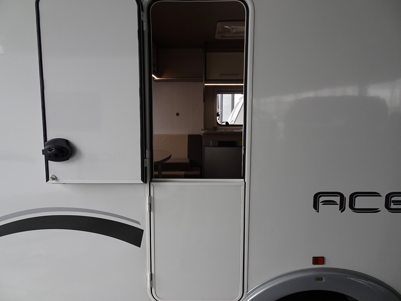 キャンピングカー トレーラー ｴｰｽﾜﾝ330ﾙｰﾑ 登録済未使用車 家庭用ｴｱｺﾝ