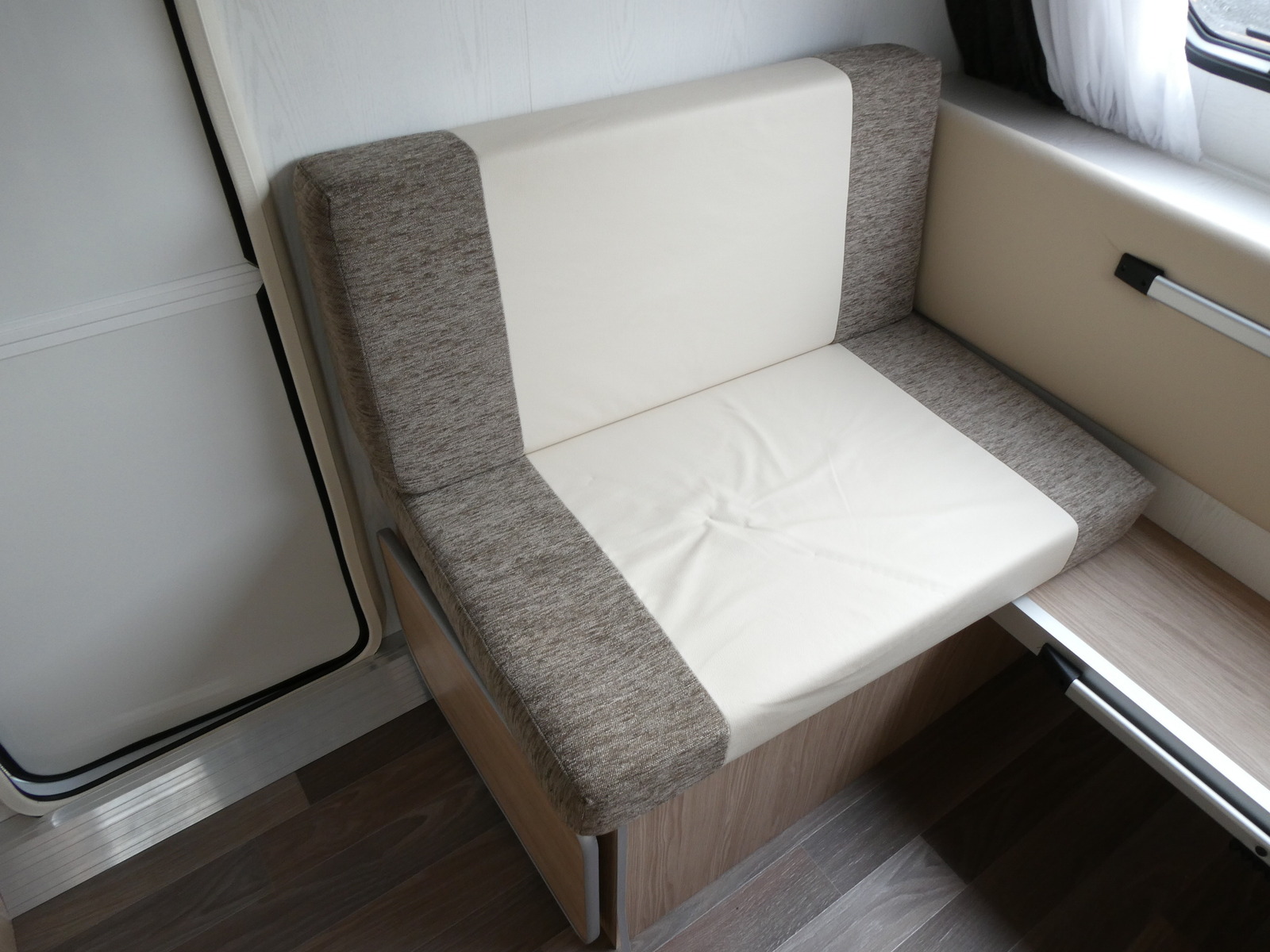 キャンピングカー トレーラー ｴｰｽｷｬﾗﾊﾞﾝｽﾞ　ｴｰｽ330DL　未使用車(未登録車)