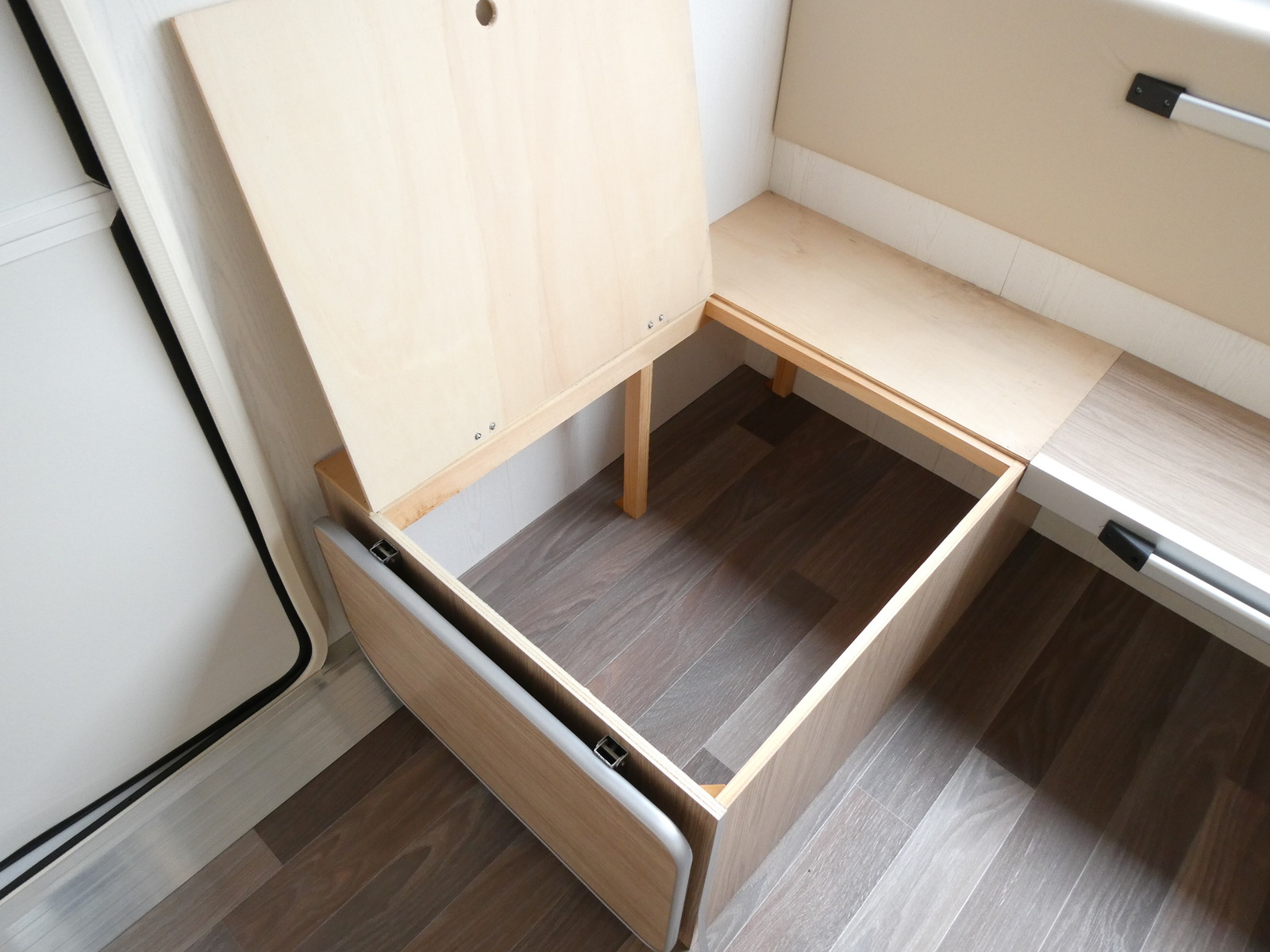 キャンピングカー トレーラー ｴｰｽｷｬﾗﾊﾞﾝｽﾞ　ｴｰｽ330DL　未使用車(未登録車)