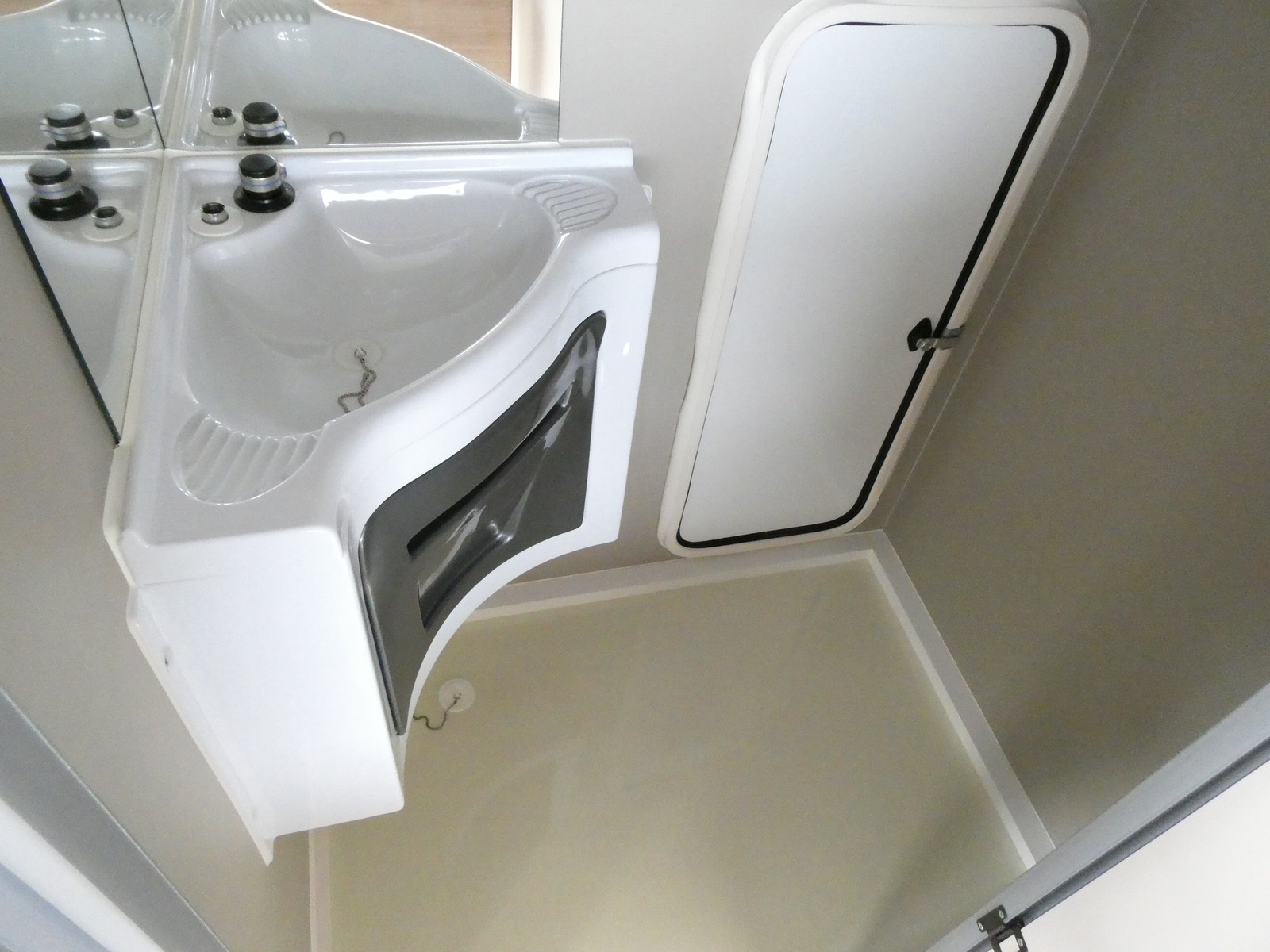 キャンピングカー トレーラー ｴｰｽｷｬﾗﾊﾞﾝｽﾞ　ｴｰｽ330DL　未使用車(未登録車)