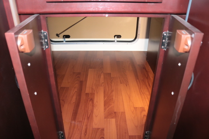 キャンピングカー バスコン ｺｰｽﾀｰ ﾅｯﾂRV ﾎﾞｰﾀﾞｰﾊﾞﾝｸｽ　家庭用AC