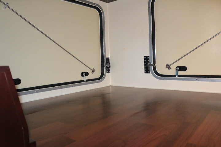 キャンピングカー バスコン ｺｰｽﾀｰ ﾅｯﾂRV ﾎﾞｰﾀﾞｰﾊﾞﾝｸｽ　家庭用AC