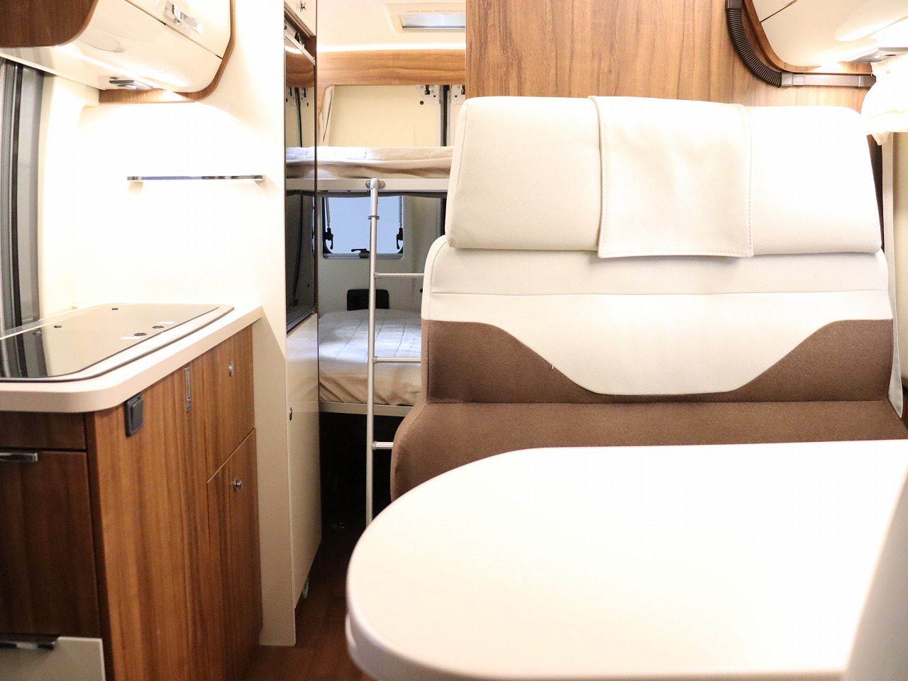 キャンピングカー バンコン ﾃﾞｭｶﾄ ﾛｰﾗｰﾁｰﾑ ﾘﾋﾞﾝｸﾞｽﾄﾝ5　FF