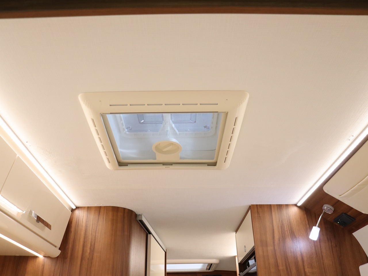 キャンピングカー バンコン ﾃﾞｭｶﾄ ﾛｰﾗｰﾁｰﾑ ﾘﾋﾞﾝｸﾞｽﾄﾝ5　FF