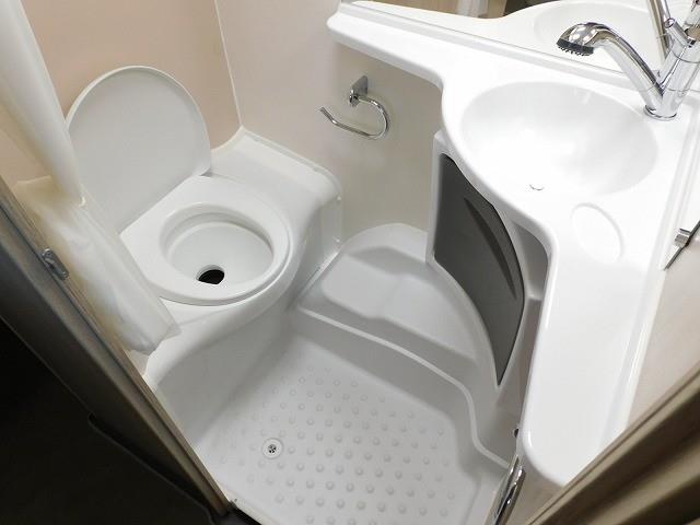 キャンピングカー トレーラー ﾄﾘｶﾞﾉ ｴﾒﾛｰﾄﾞ376VIP2.0 牽引免許不要