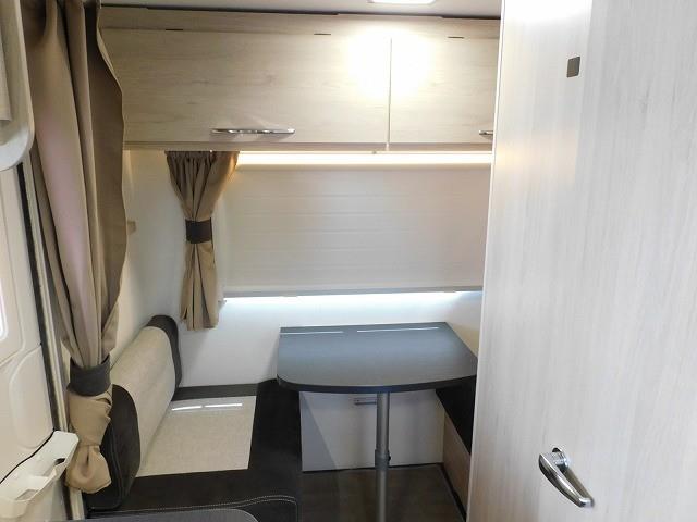 キャンピングカー トレーラー ﾄﾘｶﾞﾉ ｴﾒﾛｰﾄﾞ376VIP2.0 牽引免許不要