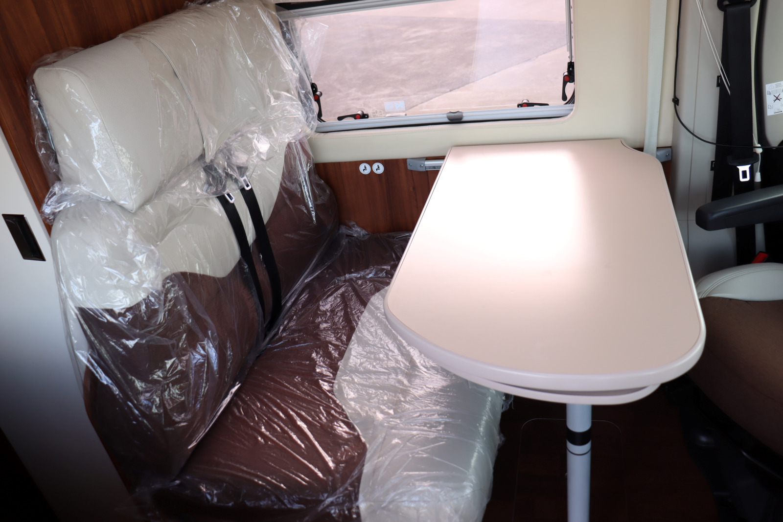 キャンピングカー バンコン ﾃﾞｭｶﾄ ﾛｰﾗｰﾁｰﾑ ﾘﾋﾞﾝｸﾞｽﾄﾝ5