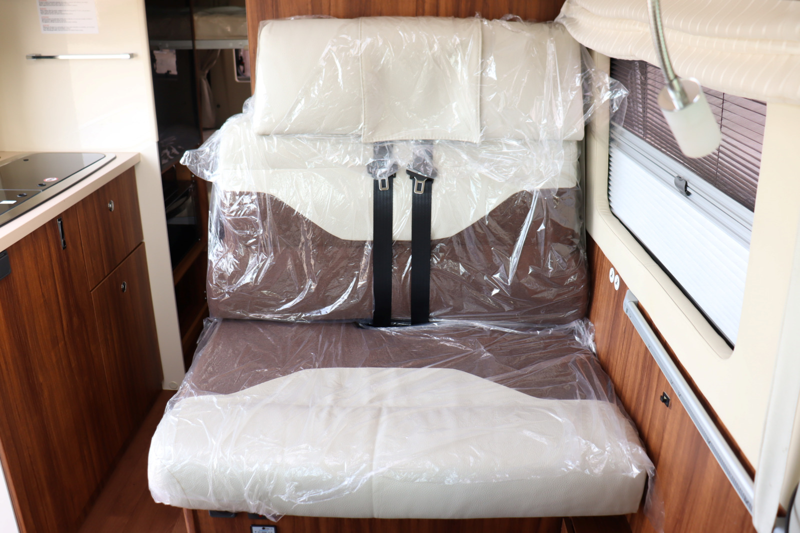 キャンピングカー バンコン ﾃﾞｭｶﾄ ﾛｰﾗｰﾁｰﾑ ﾘﾋﾞﾝｸﾞｽﾄﾝ5