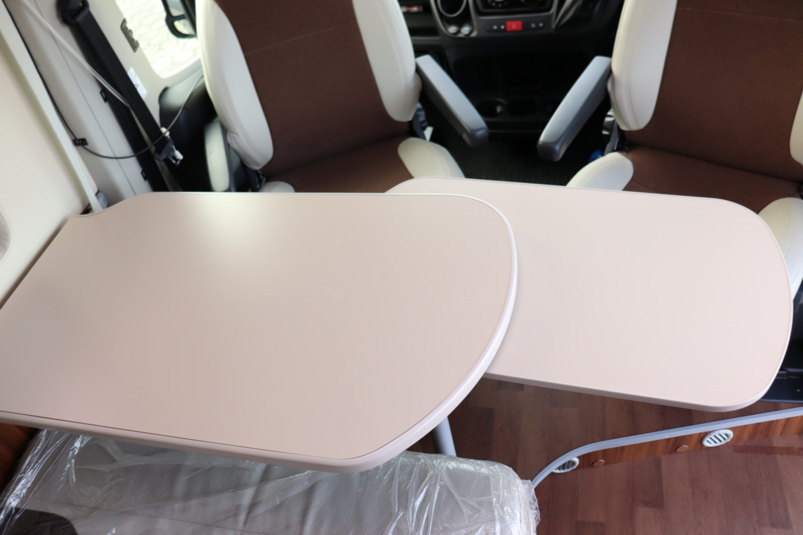 キャンピングカー バンコン ﾃﾞｭｶﾄ ﾛｰﾗｰﾁｰﾑ ﾘﾋﾞﾝｸﾞｽﾄﾝ5