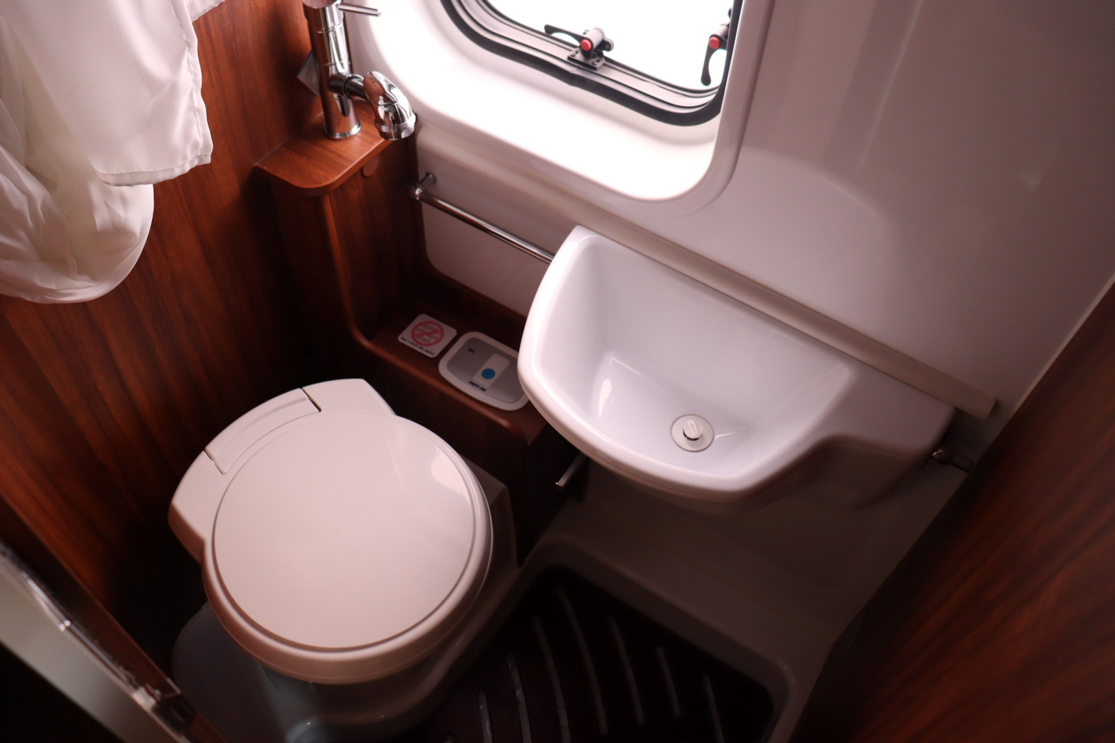 キャンピングカー バンコン ﾃﾞｭｶﾄ ﾛｰﾗｰﾁｰﾑ ﾘﾋﾞﾝｸﾞｽﾄﾝ5