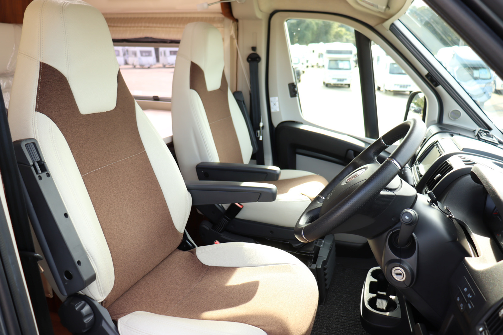 キャンピングカー バンコン ﾃﾞｭｶﾄ ﾛｰﾗｰﾁｰﾑ ﾘﾋﾞﾝｸﾞｽﾄﾝ5