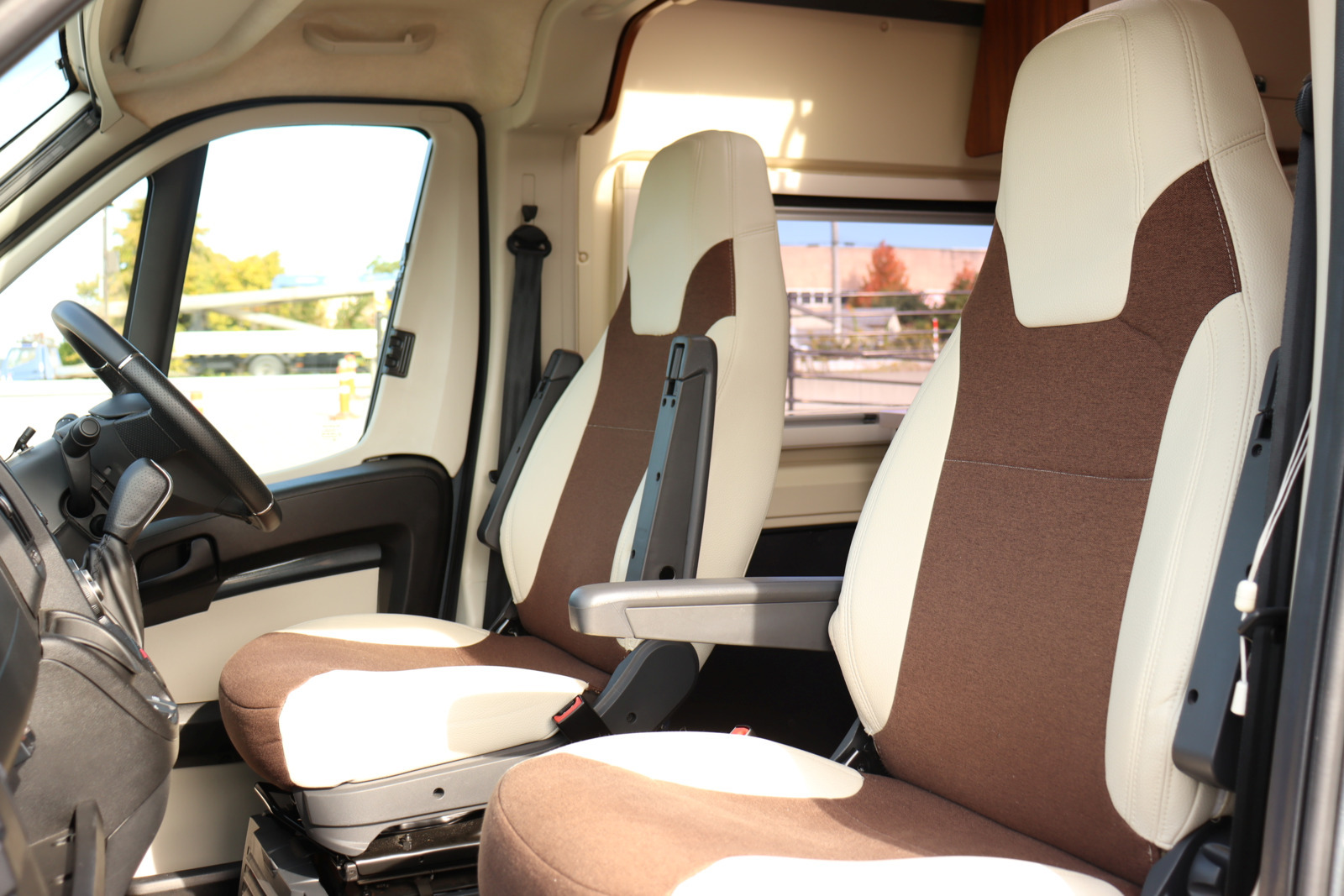 キャンピングカー バンコン ﾃﾞｭｶﾄ ﾛｰﾗｰﾁｰﾑ ﾘﾋﾞﾝｸﾞｽﾄﾝ5