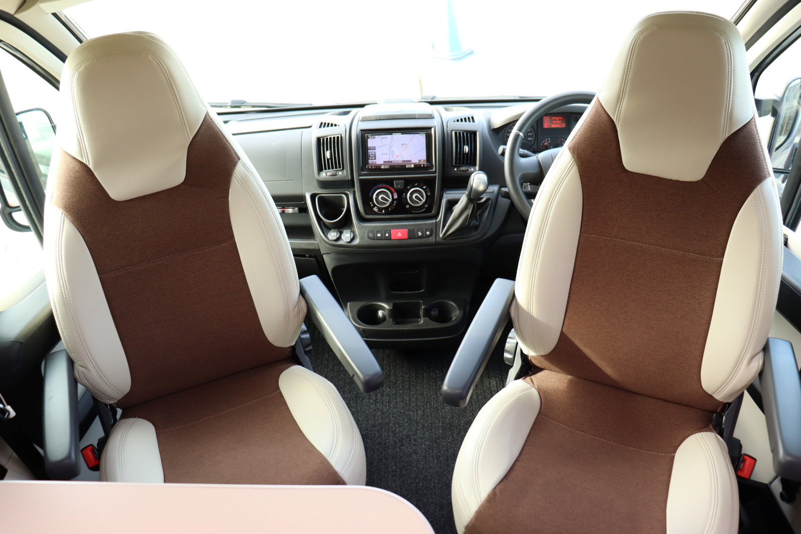 キャンピングカー バンコン ﾃﾞｭｶﾄ ﾛｰﾗｰﾁｰﾑ ﾘﾋﾞﾝｸﾞｽﾄﾝ5