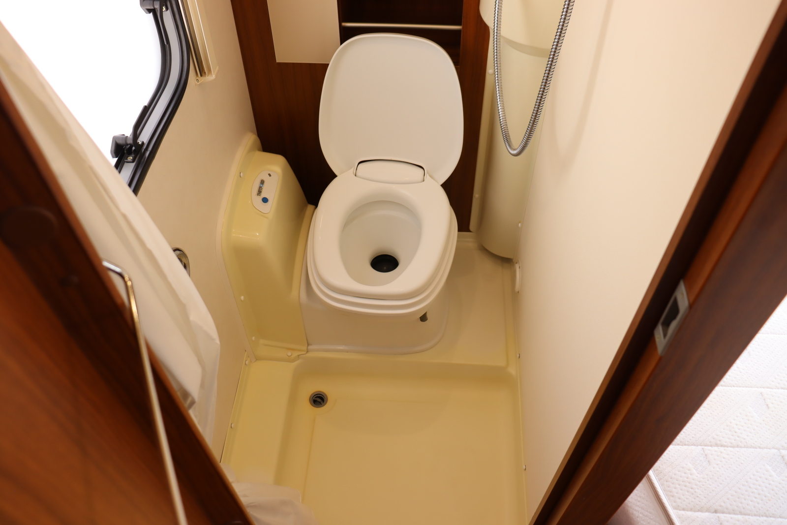 キャンピングカー トレーラー ﾊｲﾏｰ ﾉｳﾞｧS　家庭用ｴｱｺﾝ