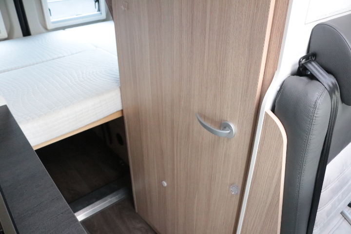 キャンピングカー バンコン ﾃﾞｭｶﾄ ｻﾝﾗｲﾄｸﾘﾌ 9AT ﾙｰﾌｴｱｺﾝ