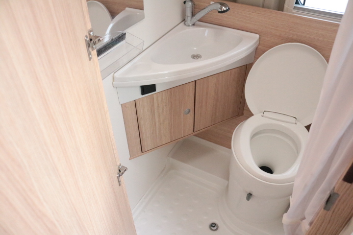 キャンピングカー バンコン ﾃﾞｭｶﾄ ｻﾝﾗｲﾄｸﾘﾌ 9AT ﾙｰﾌｴｱｺﾝ