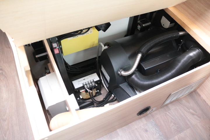 キャンピングカー バンコン ﾃﾞｭｶﾄ ｻﾝﾗｲﾄｸﾘﾌ 9AT ﾙｰﾌｴｱｺﾝ