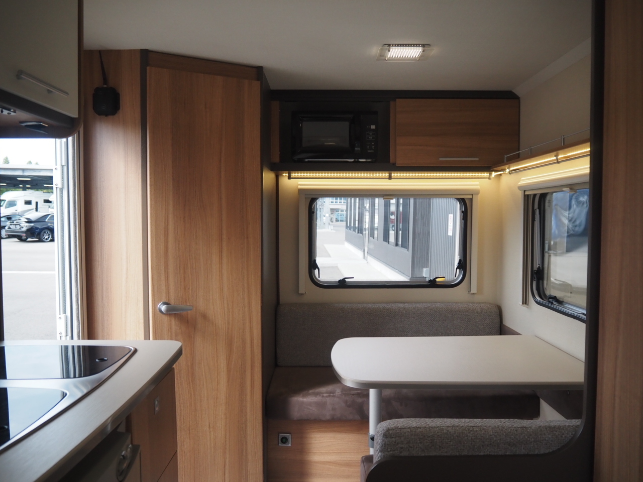 キャンピングカー トレーラー ﾄﾘｶﾞﾉ ｱﾝﾀﾚｽ390Vﾌﾟﾚﾐｱﾑ 窓ｴｱｺﾝ