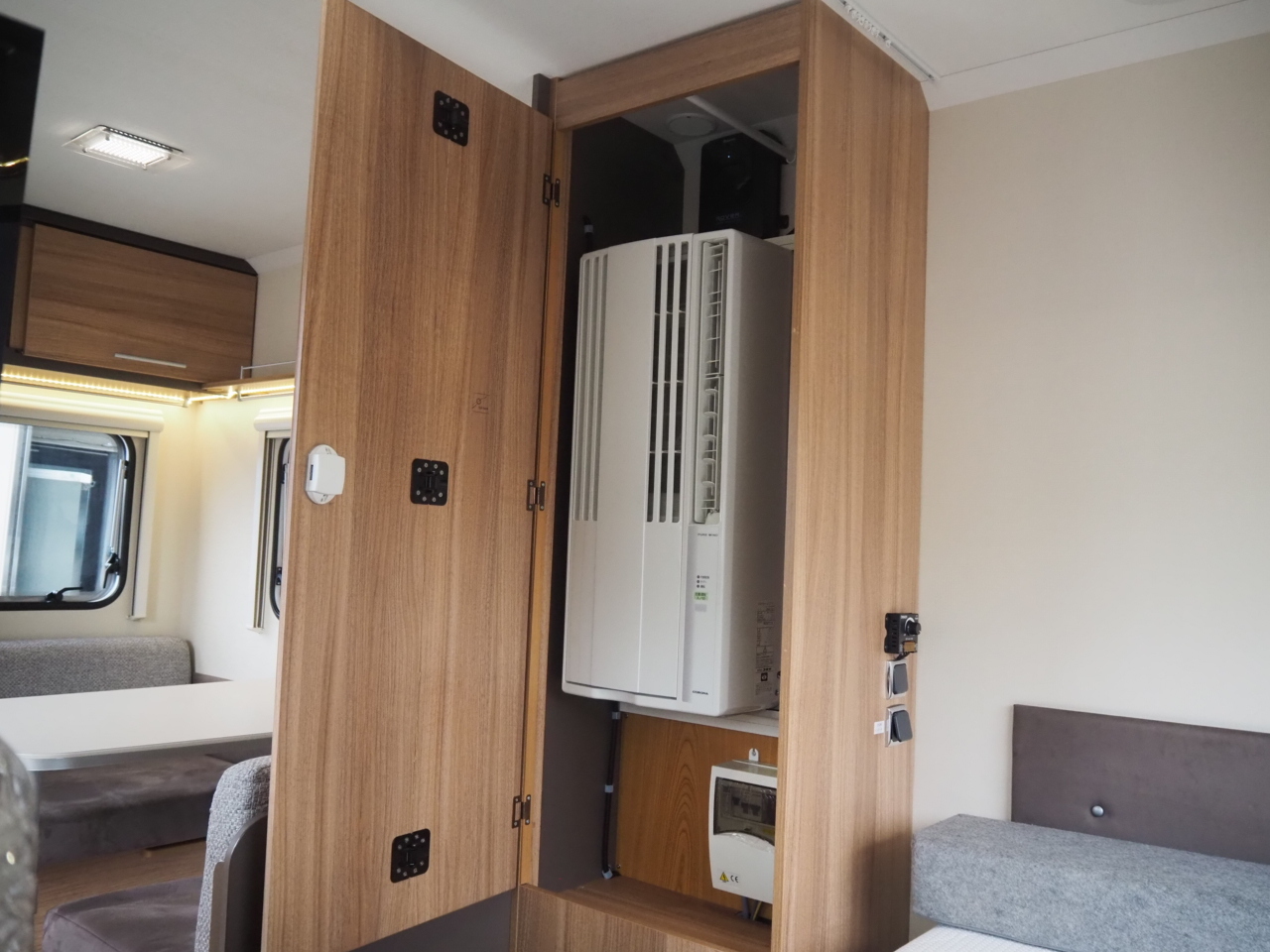 キャンピングカー トレーラー ﾄﾘｶﾞﾉ ｱﾝﾀﾚｽ390Vﾌﾟﾚﾐｱﾑ 窓ｴｱｺﾝ