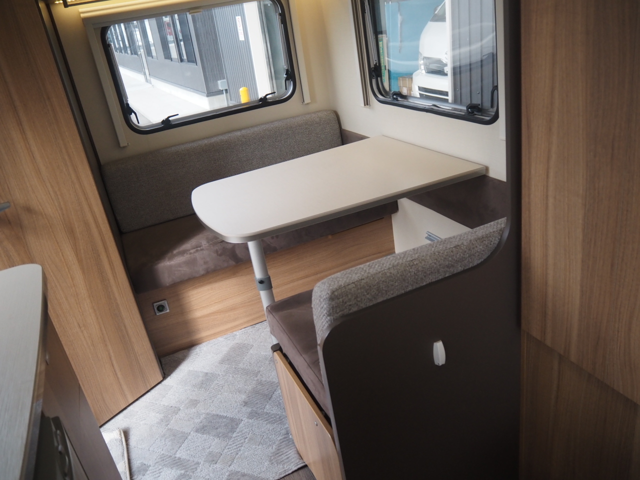 キャンピングカー トレーラー ﾄﾘｶﾞﾉ ｱﾝﾀﾚｽ390Vﾌﾟﾚﾐｱﾑ 窓ｴｱｺﾝ