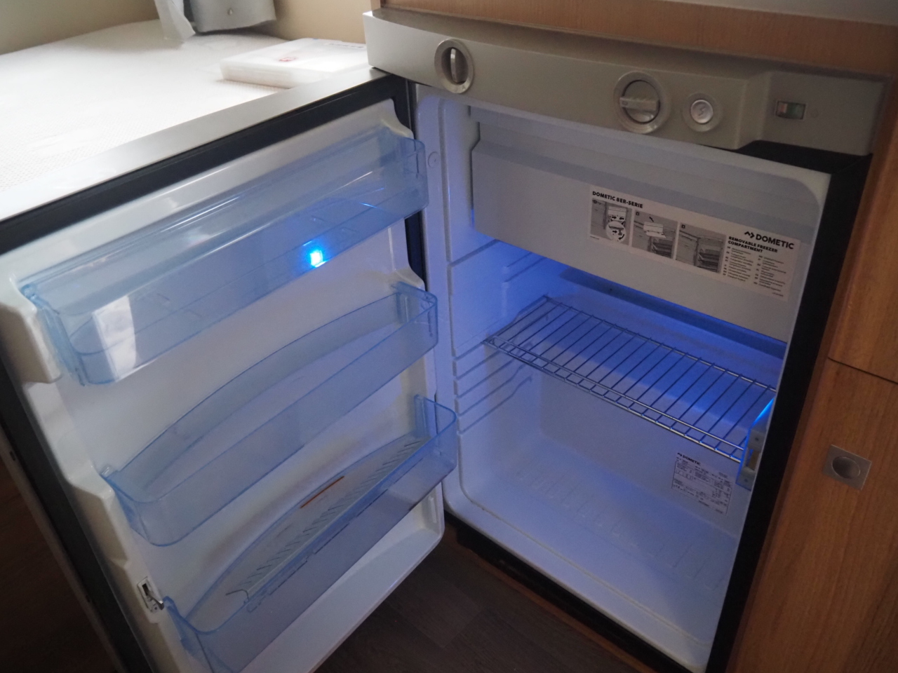 キャンピングカー トレーラー ﾄﾘｶﾞﾉ ｱﾝﾀﾚｽ390Vﾌﾟﾚﾐｱﾑ 窓ｴｱｺﾝ