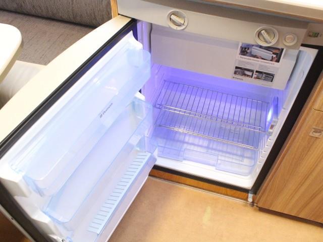 キャンピングカー トレーラー ﾄﾘｶﾞﾉ ｴﾒﾛｰﾄﾞ376VP 窓AC FF 牽引不要