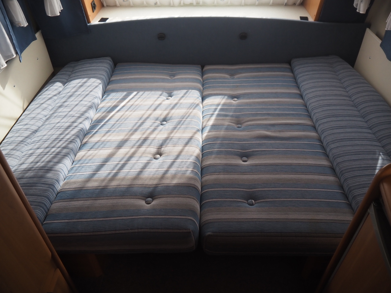 キャンピングカー トレーラー ﾎﾋﾞｰ ﾃﾞﾗｯｸｽ 400SB 牽引免許不要