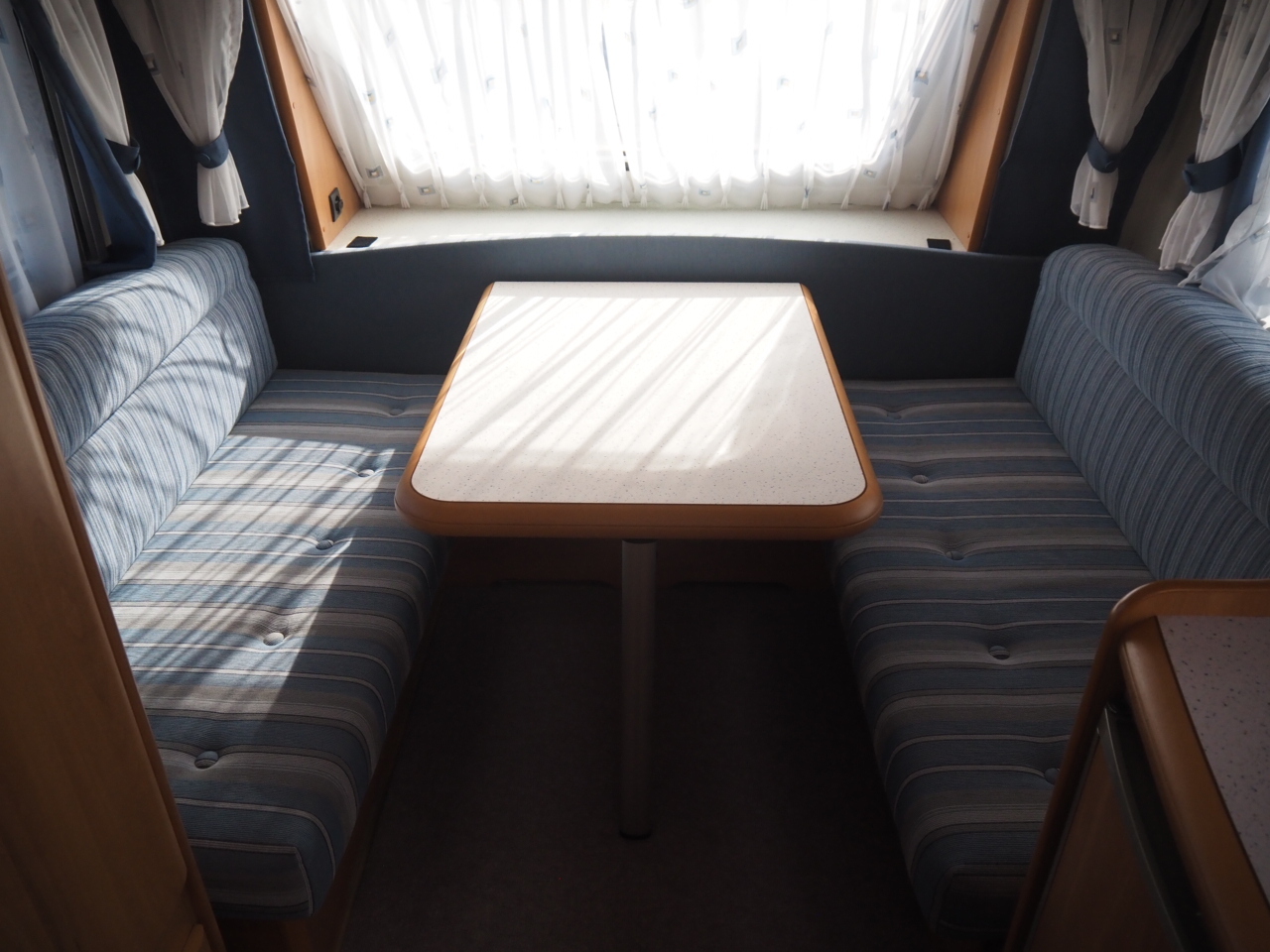 キャンピングカー トレーラー ﾎﾋﾞｰ ﾃﾞﾗｯｸｽ 400SB 牽引免許不要