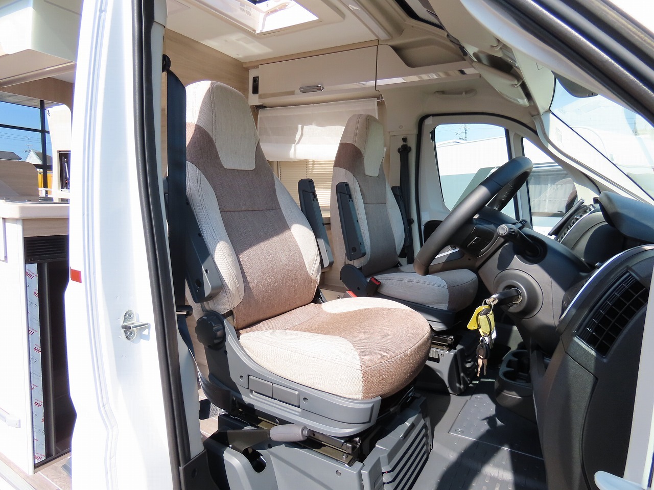 キャンピングカー バンコン ﾃﾞｭｶﾄ ﾛｰﾗｰﾁｰﾑ製ﾘﾋﾞﾝｸﾞｽﾄｰﾝK2新車即納