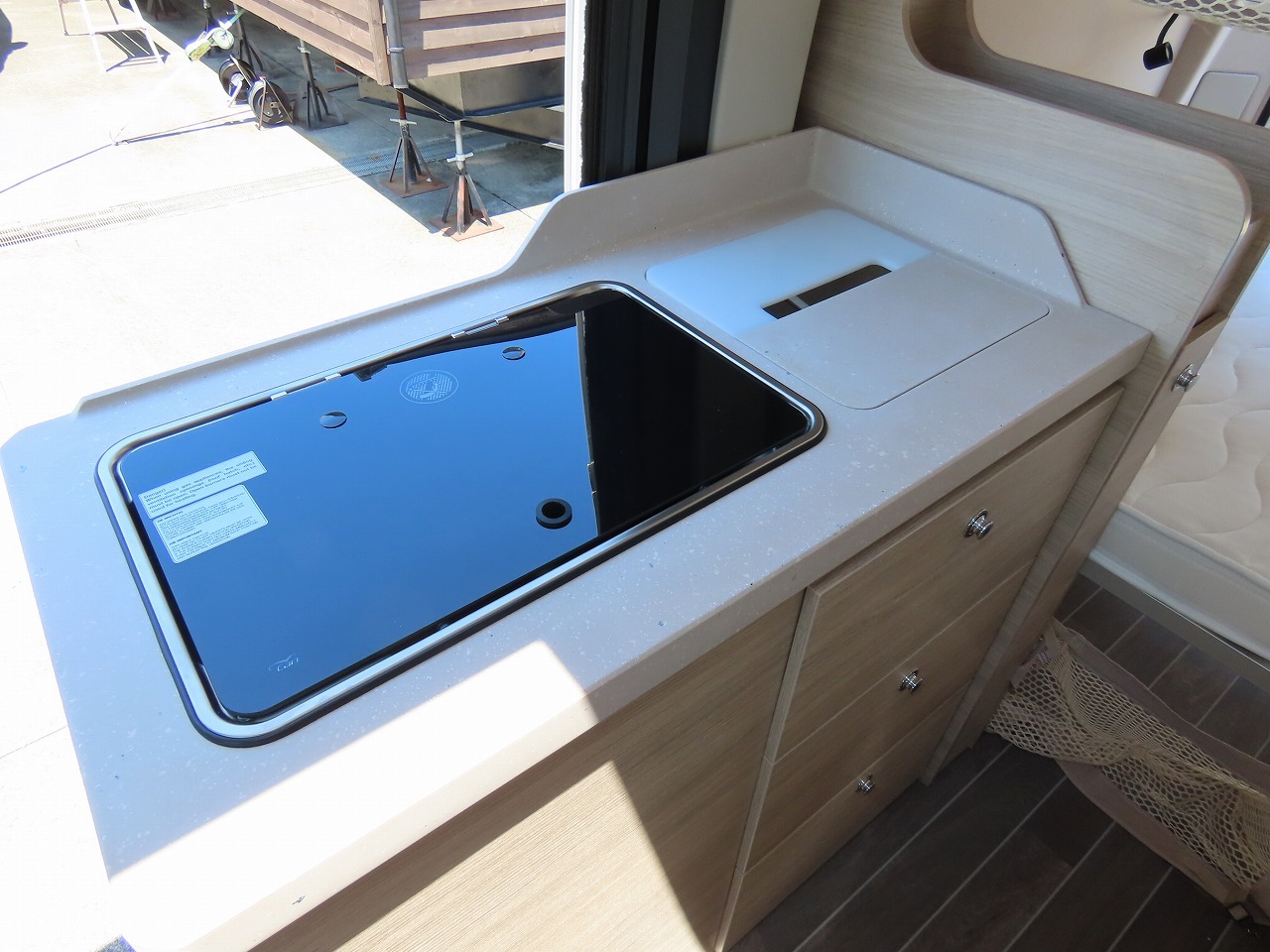 キャンピングカー バンコン ﾃﾞｭｶﾄ ﾛｰﾗｰﾁｰﾑ製ﾘﾋﾞﾝｸﾞｽﾄｰﾝKJ新車即納