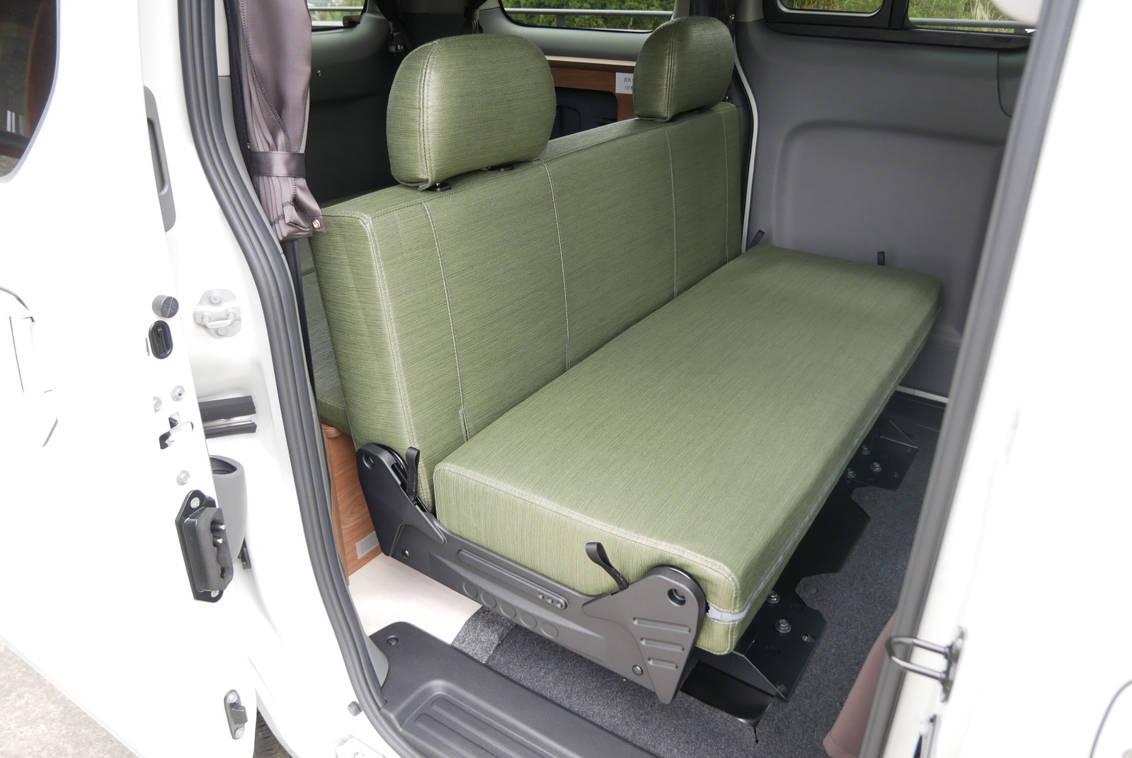 キャンピングカー バンコン NV200ﾊﾞﾈｯﾄ FOCS Luz ﾙｿ　新車即納車