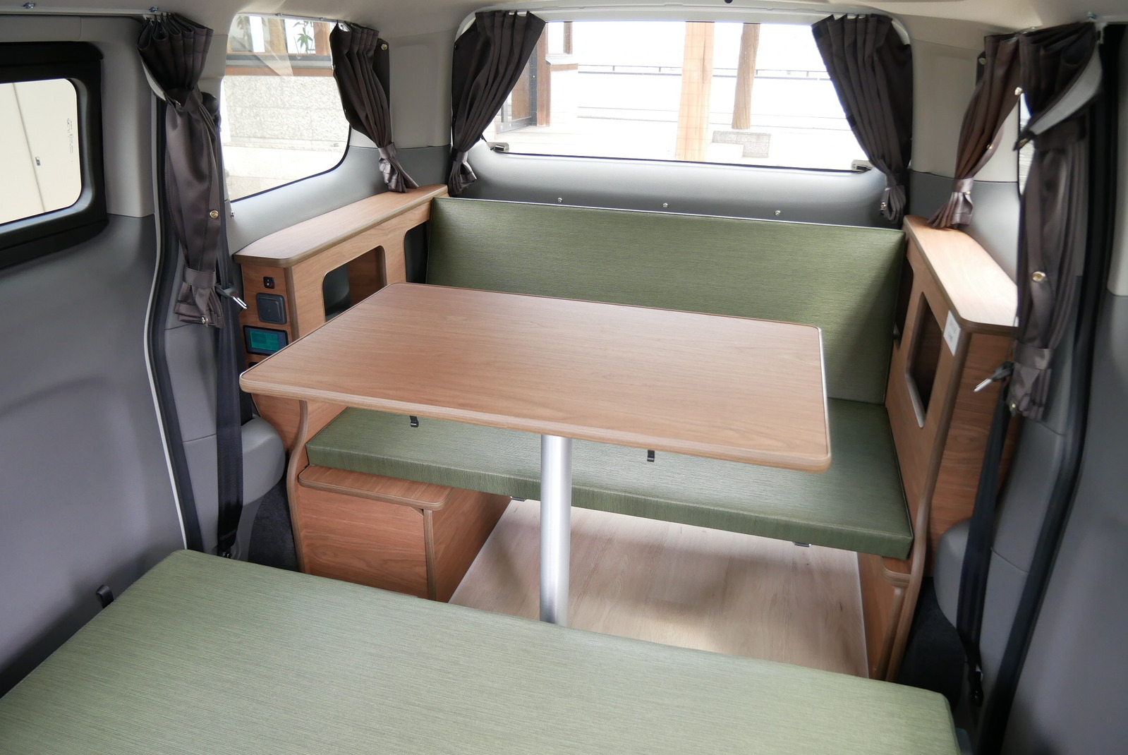 キャンピングカー バンコン NV200ﾊﾞﾈｯﾄ FOCS Luz ﾙｿ　新車即納車