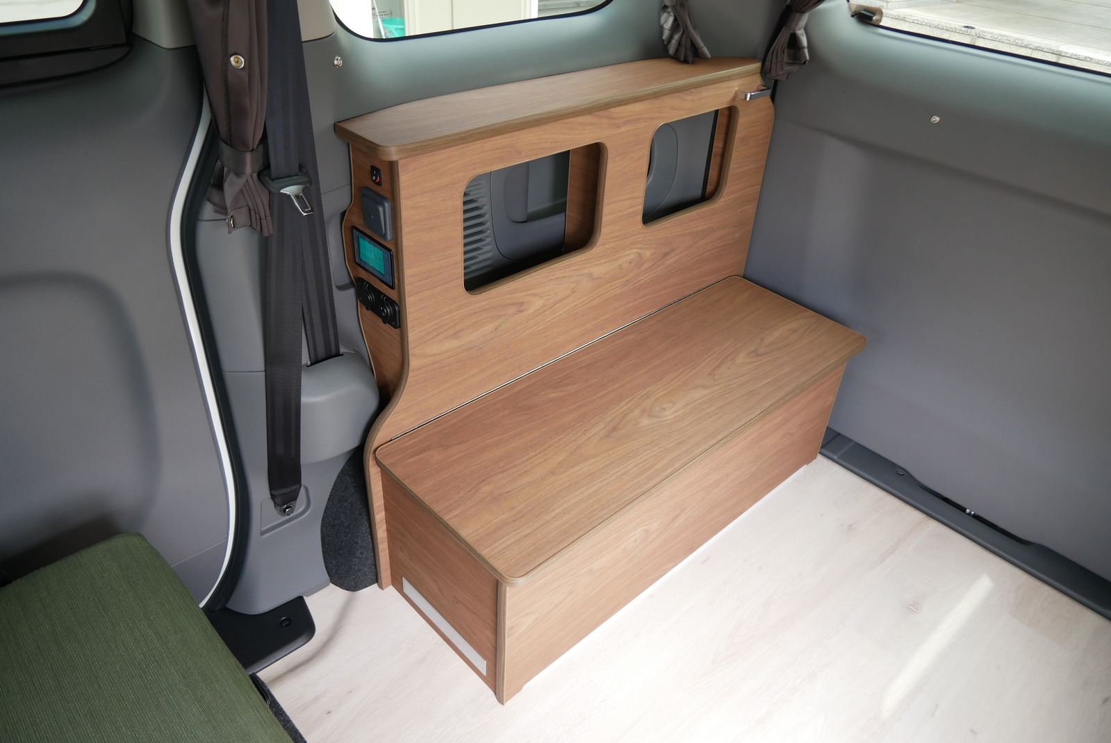 キャンピングカー バンコン NV200ﾊﾞﾈｯﾄ FOCS Luz ﾙｿ　新車即納車