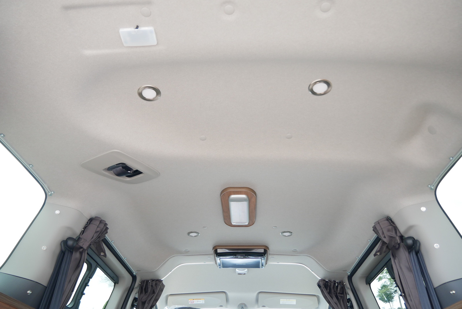 キャンピングカー バンコン NV200ﾊﾞﾈｯﾄ FOCS Luz ﾙｿ　新車即納車