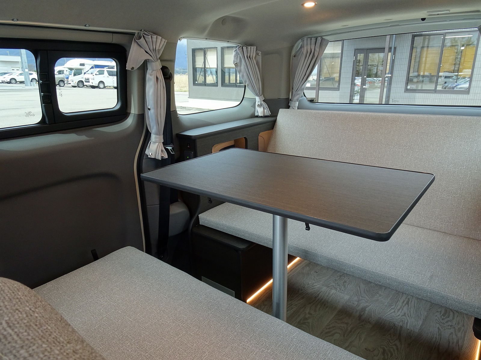 キャンピングカー バンコン NV200ﾊﾞﾈｯﾄ FOCS Luz ﾙｿ 新車 展示車