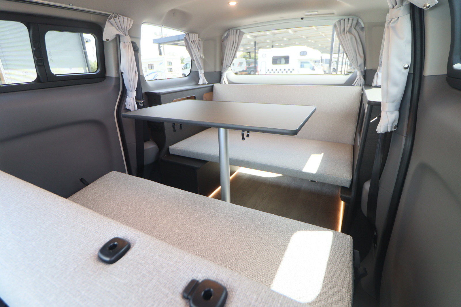 キャンピングカー バンコン NV200ﾊﾞﾈｯﾄ FOCS Luz ﾙｿ 新車即納