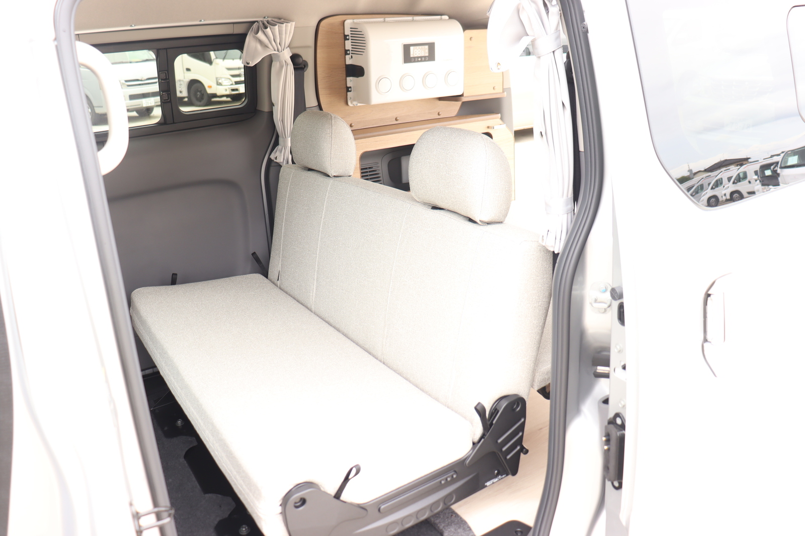 キャンピングカー バンコン NV200ﾊﾞﾈｯﾄ FOCS ﾙｿ新車即納 12Vｴｱｺﾝ