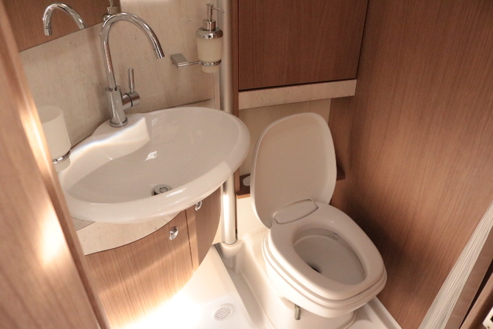 キャンピングカー バスコン ﾃﾞｭｶﾄ ﾊﾞｰｽﾄﾅｰ ｳﾞｨｾｵi690G　家庭用AC