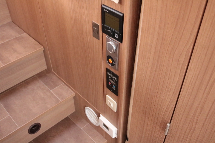 キャンピングカー バスコン ﾃﾞｭｶﾄ ﾊﾞｰｽﾄﾅｰ ｳﾞｨｾｵi690G　家庭用AC