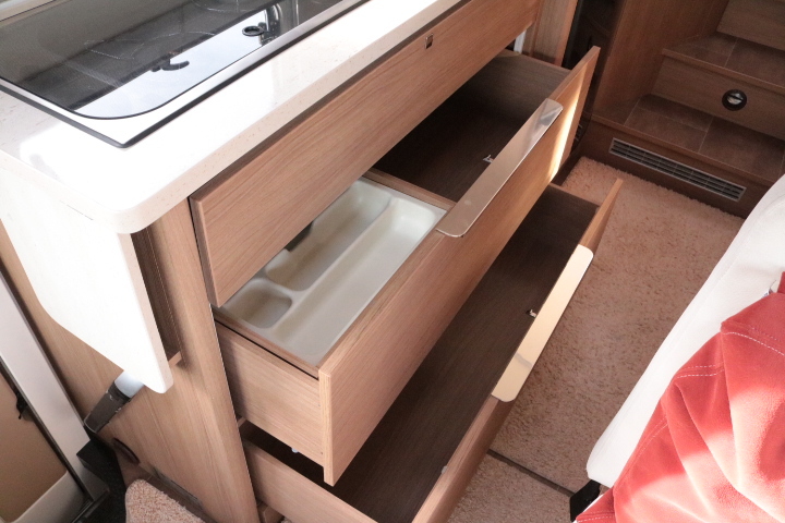 キャンピングカー バスコン ﾃﾞｭｶﾄ ﾊﾞｰｽﾄﾅｰ ｳﾞｨｾｵi690G　家庭用AC