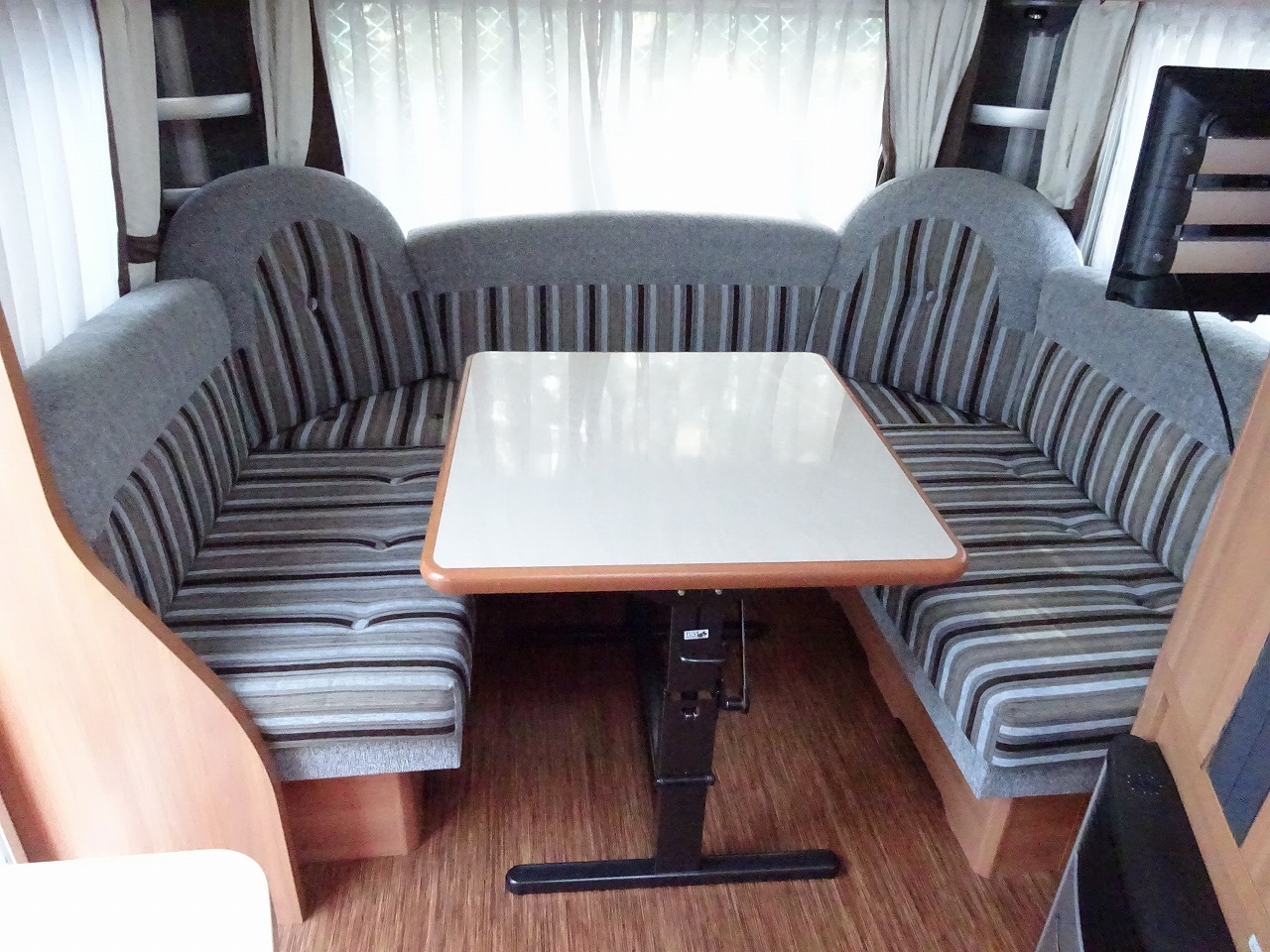 キャンピングカー トレーラー  ﾎﾋﾞｰ495UL　家庭用ｴｱｺﾝ　温水　ﾑｰﾊﾞｰ