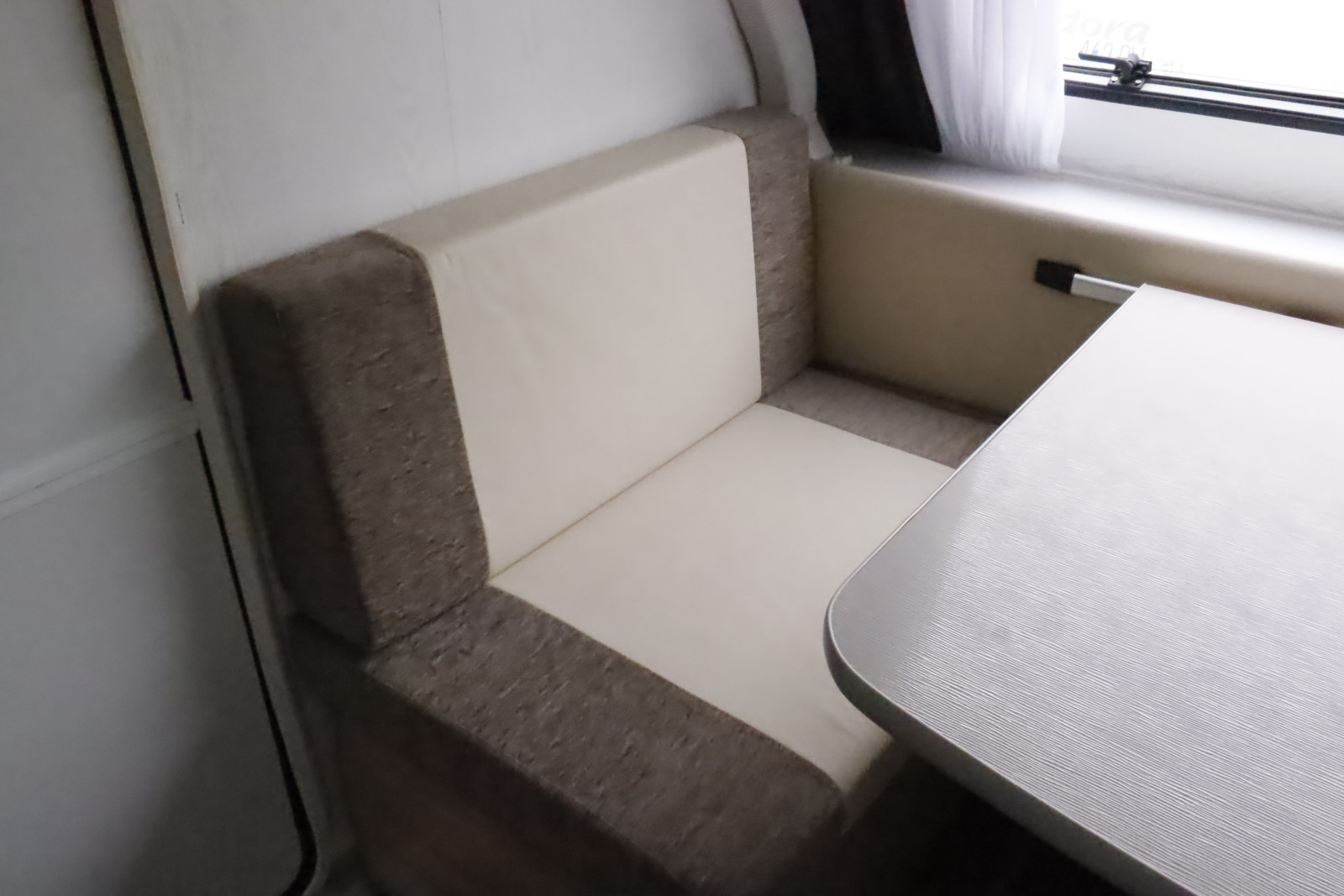 キャンピングカー トレーラー ｴｰｽｷｬﾗﾊﾞﾝ ｴｰｽ330DL 家庭用ｴｱｺﾝ