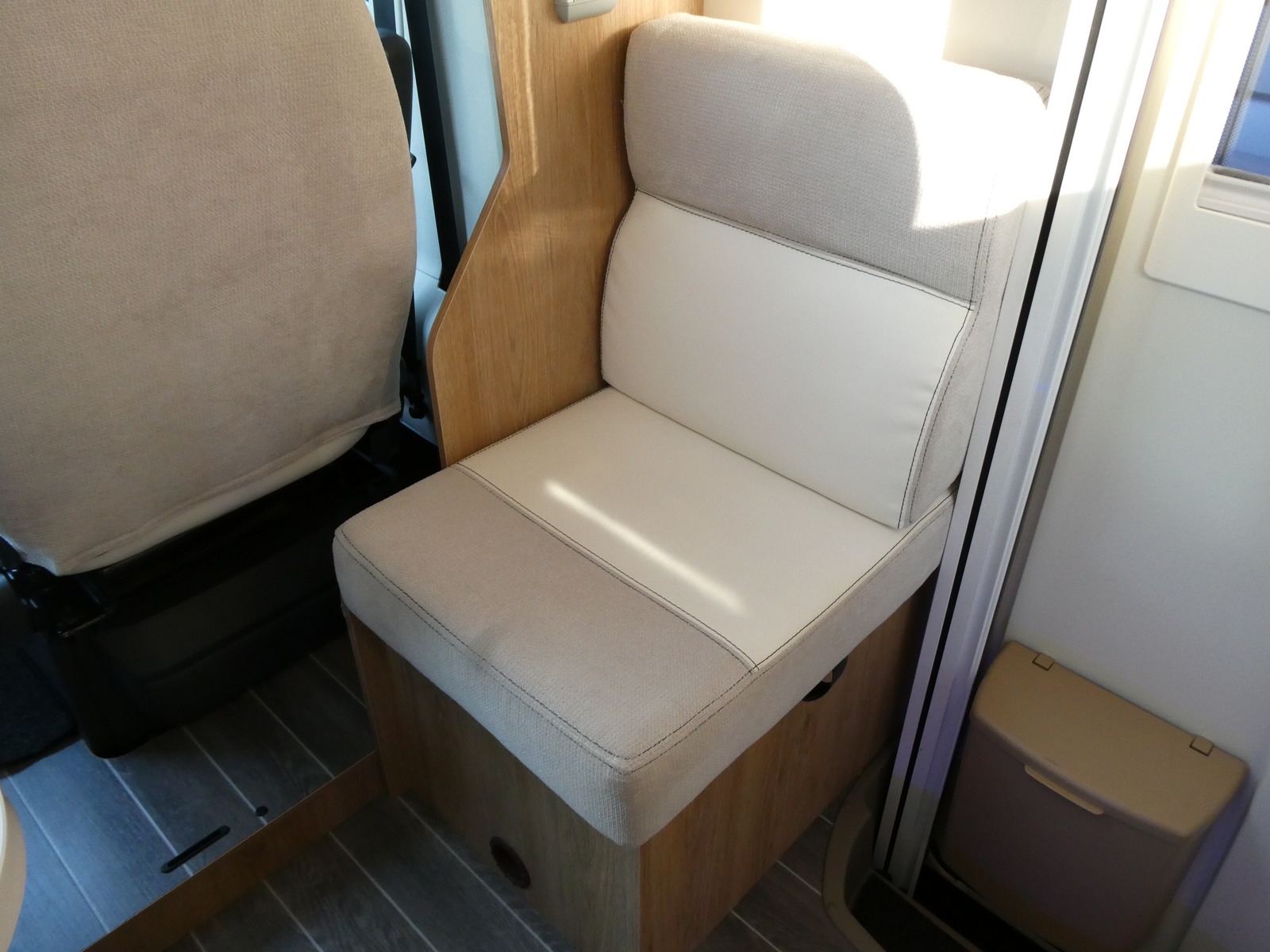 キャンピングカー キャブコン ﾛｰﾗｰﾁｰﾑ　ｸﾛﾉｽ294TL　9速AT　2.3DT